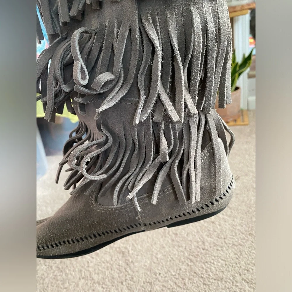 Grey Minnetonka 3 layer fringe boots - Picture 7 of 11
